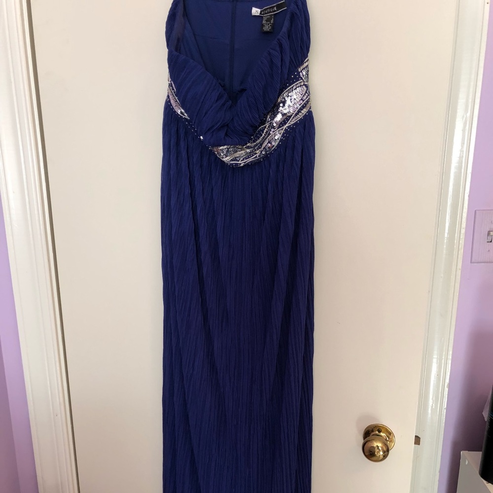 Floor length dress, great for Prom or Formals